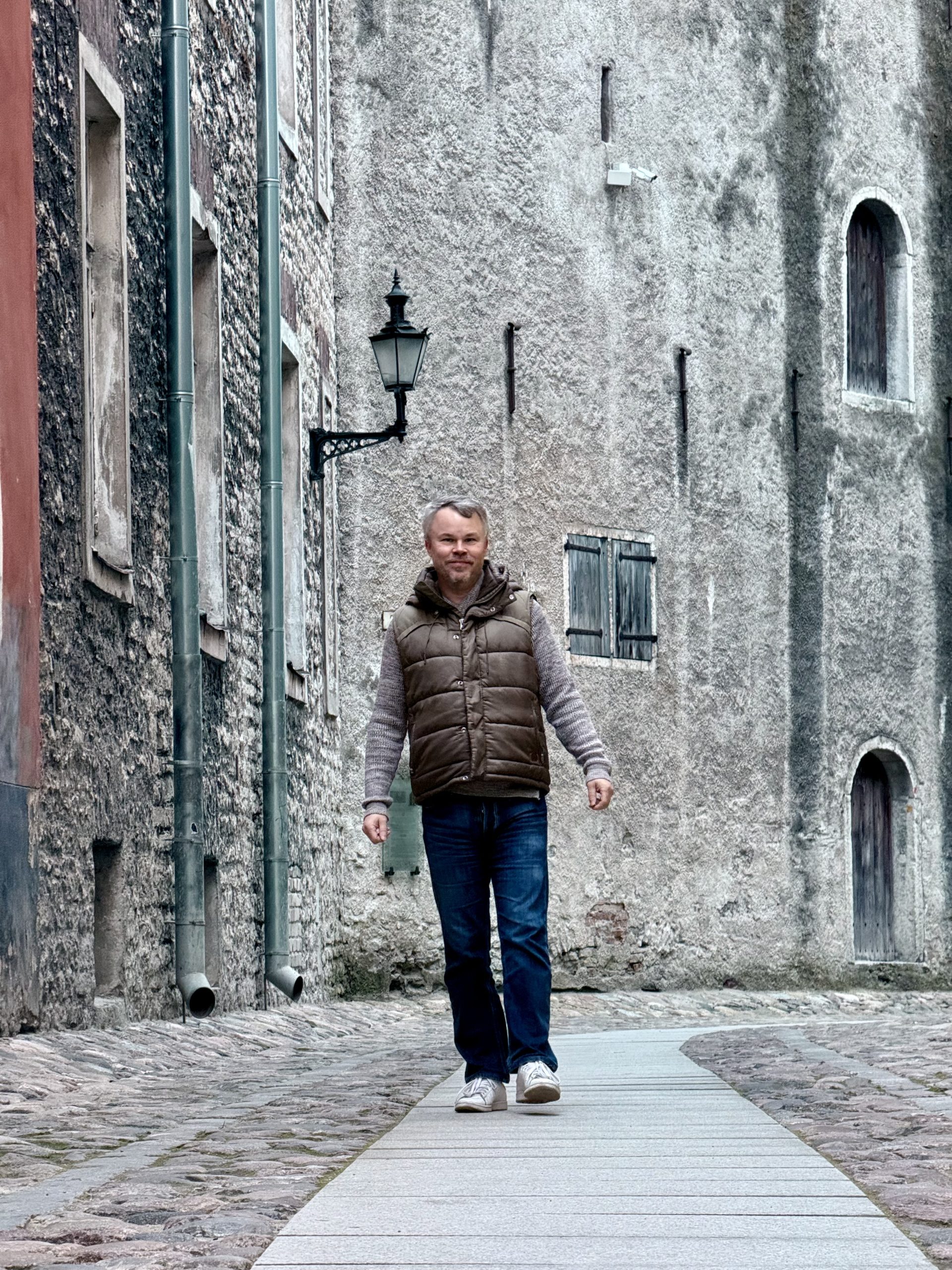 Mark strolling through the Old Town / Mark qui se promene dans la vielle ville! 🧔♂️