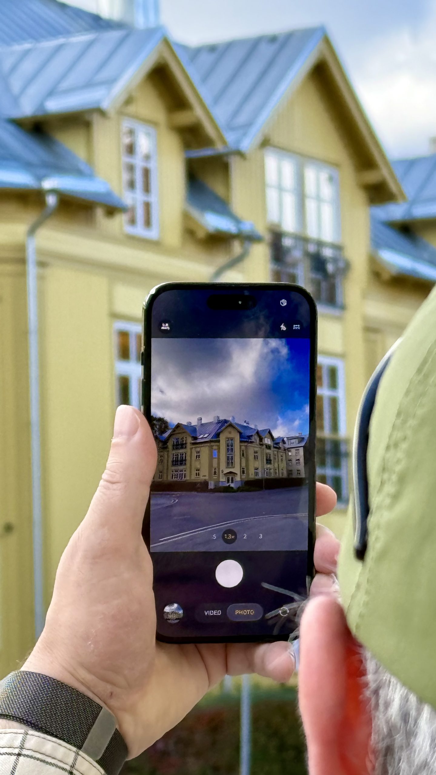 There are about 500 such wooden “Tallinn Houses” in the city. / Il y a environ 500 maisons en bois et elles se surnoment "Les maisons de Tallin" 🏠