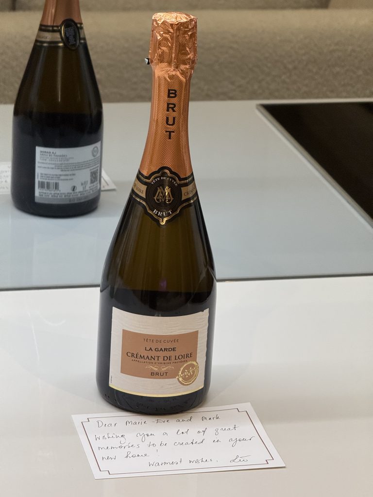 The agent gave us champagne to celebrate our new place! / L’agente nous a donne du champagne pour célébrer notre nouvel apart! 🍾