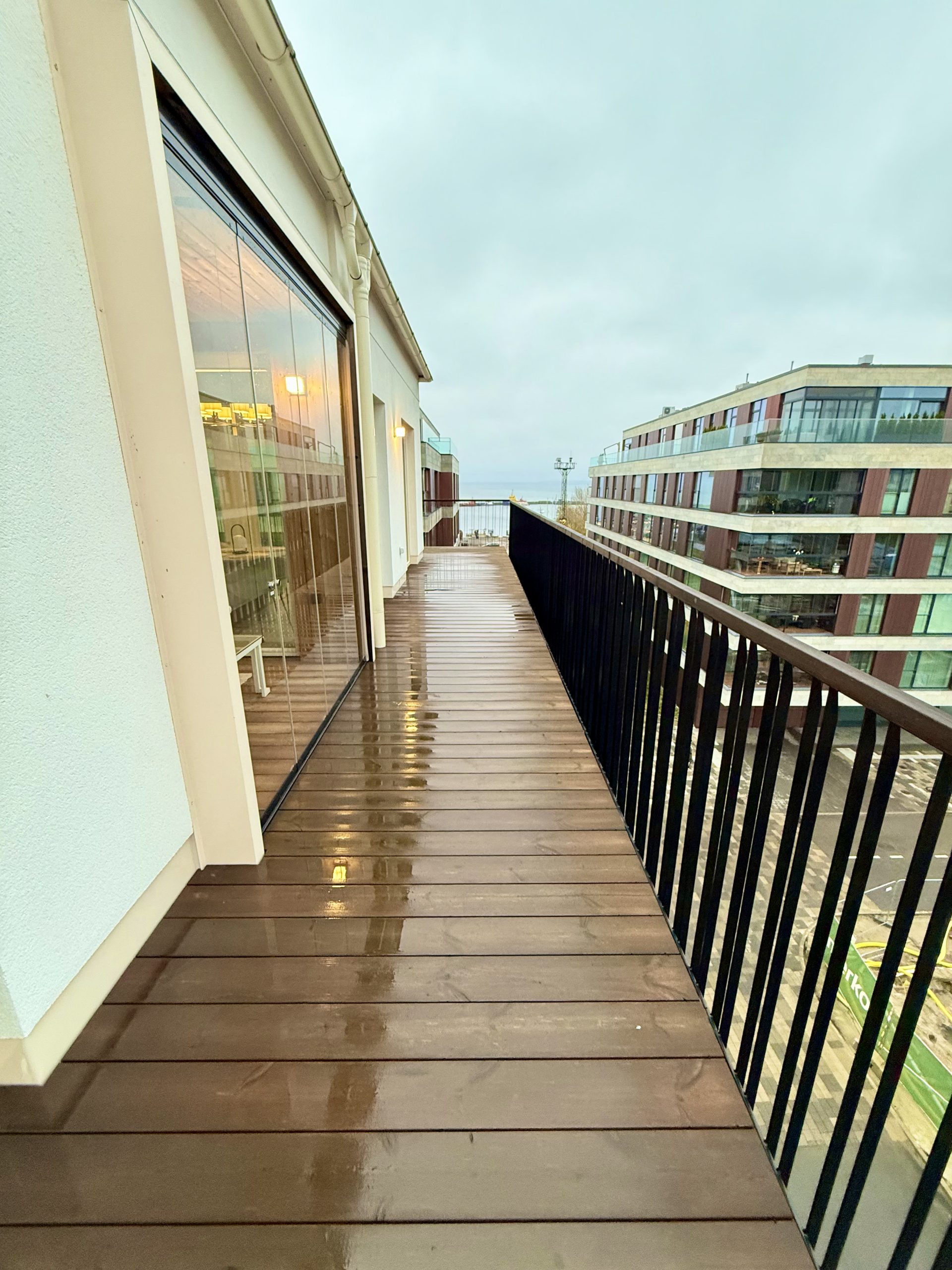 I should have waited for a sunny day to take the patio picture! / J'aurais du attendre pour une journee ensoleillee pour prendre la photo du patio! 🤦♀️